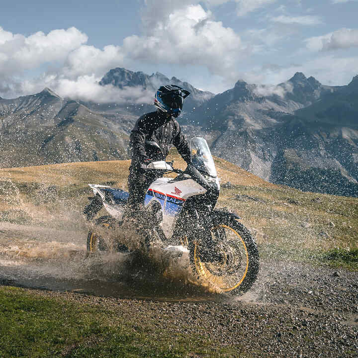 XL750 Transalp bei der Fahrt durch Wasser im Gelände.