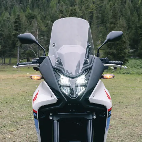 Xl750 Transalp, Frontansicht mit Scheinwerfer in Nahaufnahme.