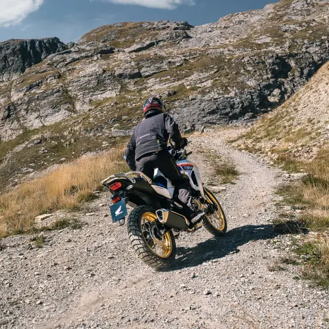 XL750 Transalp, Heckansicht im Gebirge.