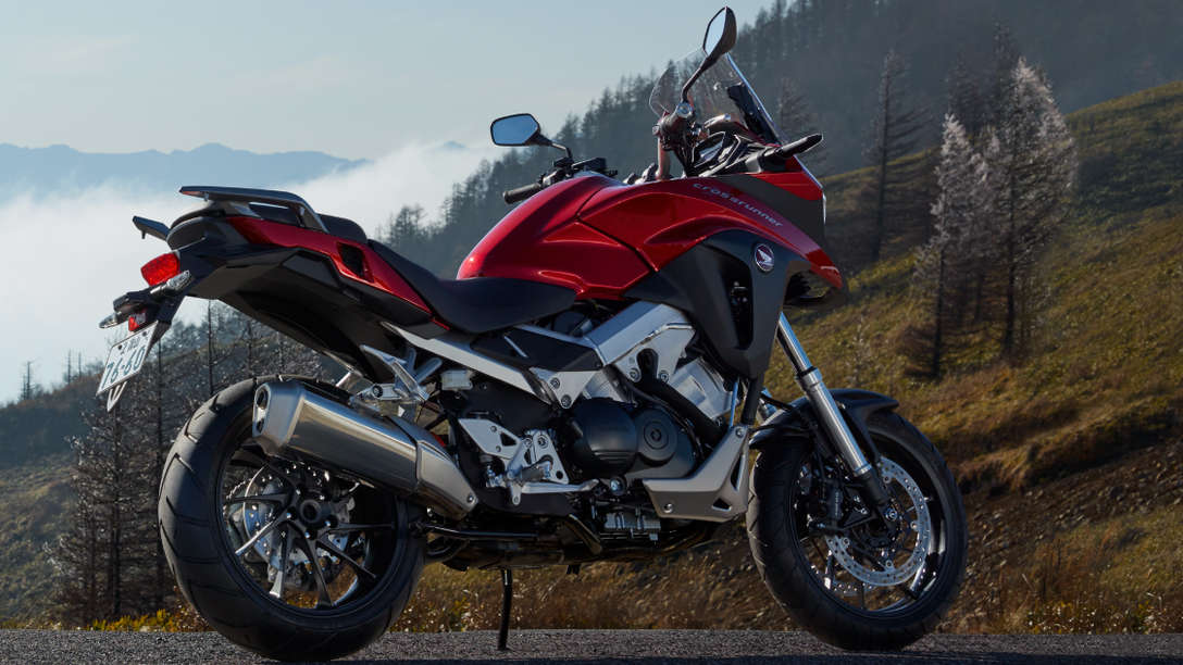 VFR800X abgestellt auf einer Bergstraße, rechte Seitenansicht