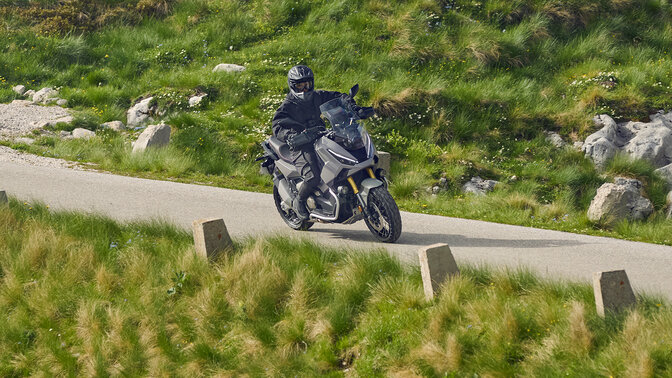 Fahrer auf einer Honda X-ADV in einer Bergregion.