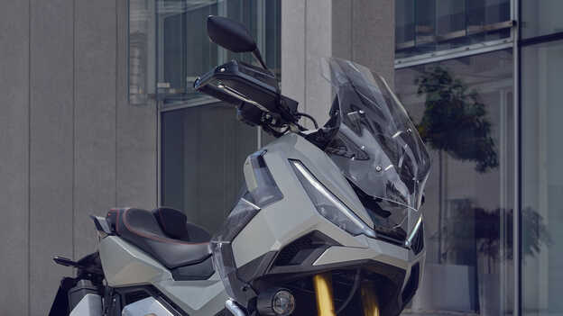 X-ADV, abgestellt mit Durabio-Windschild, 3/4-Frontansicht