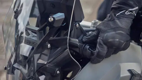 Nahaufnahme der verstellbaren Windschutzscheibe des Honda X-ADV Motorrads.