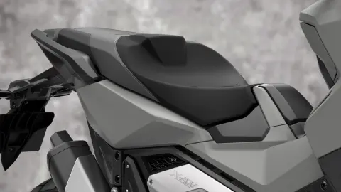 Nahaufnahme des Honda X-ADV Motorradsitzes.