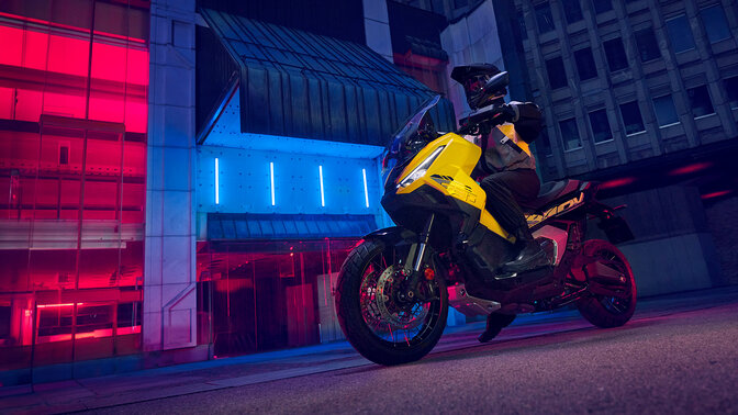 X-ADV Special Edition, abgestellt, 3/4-Frontansicht mit Fahrer