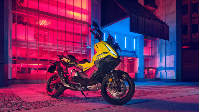 X-ADV Special Edition, vor einem Gebäude abgestellt, 3/4-Frontansicht