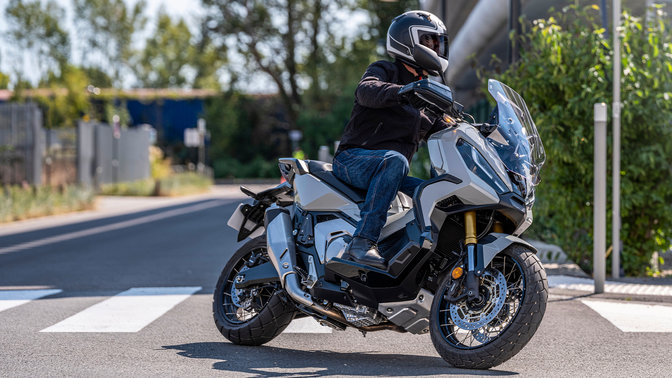 Honda X-ADV - 3/4 front right view, with driver, city scene