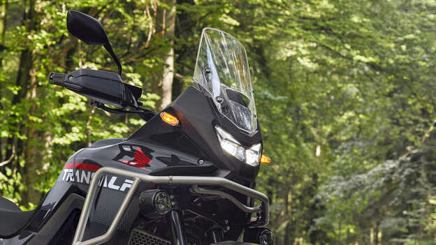 Nahaufnahme des Windschutzes an einem XL750 Transalp Motorrad.