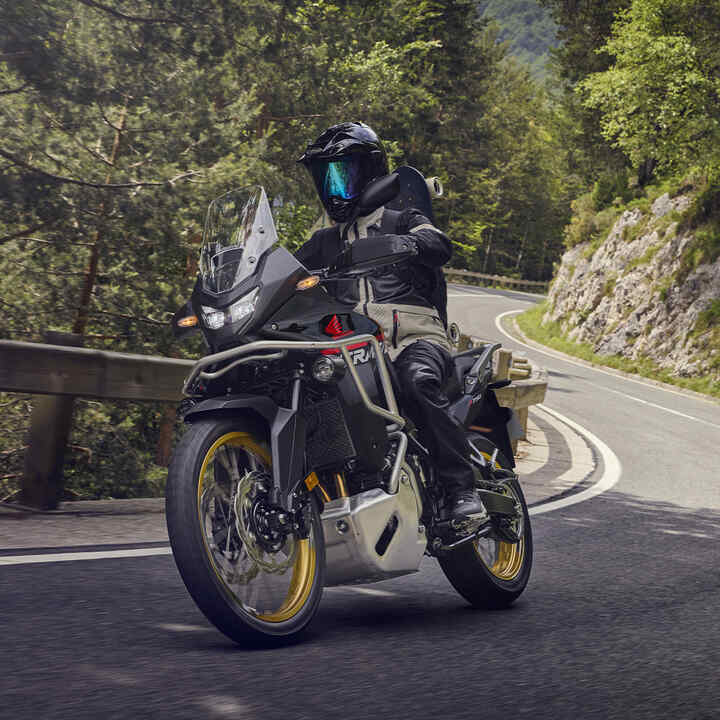 XL750 Transalp mit Model im Gebirge.