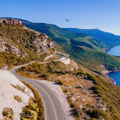 Straße von Alghero nach Bosa im Norden Sardiniens mit fantastischem Panoramablick, ideal für einen Motorradurlaub