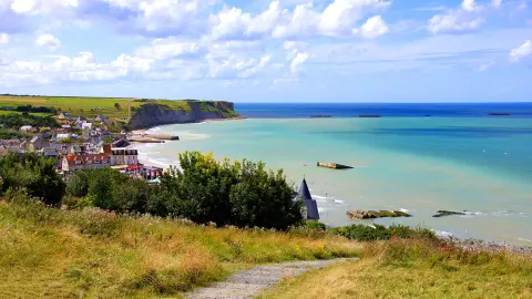 Blick über die Landungsstrände in der Normandie bei Arromanches les Bains, Frankreich