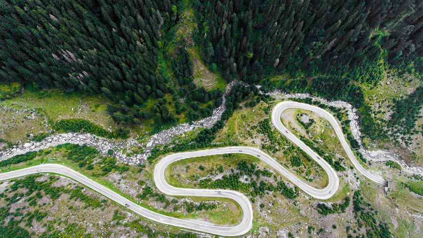 Straße entlang der Schweizer Alpen in Andermatt