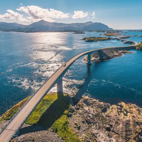 Drohnenaufnahme der atemberaubenden und weltberühmten Atlantikstraße in Norwegen.