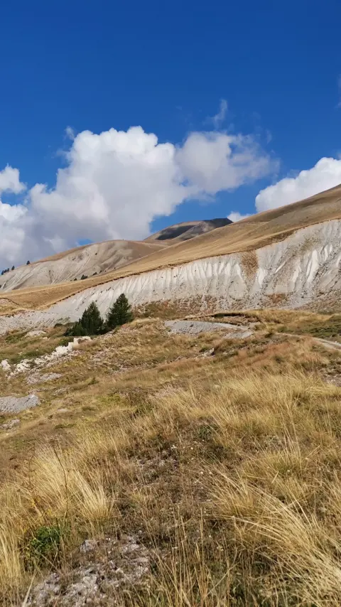 Drohnenaufnahme der atemberaubenden und weltberühmten Atlantikstraße in Norwegen.