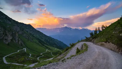 Gebirgsstraße in den Alpen, Klosters-Serneus, Davos, Graubünden, Schweiz