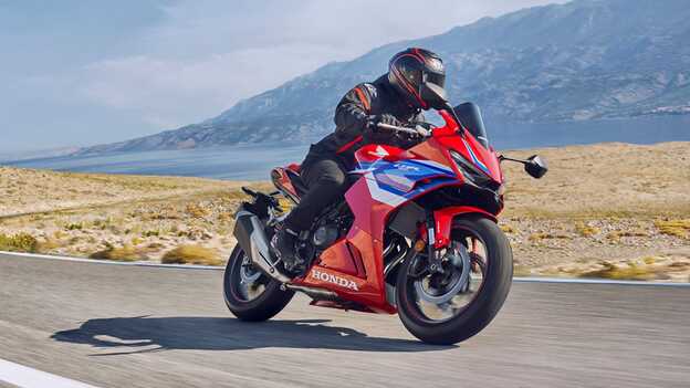 CBR500R mit Fahrer während der Fahrt auf der Straße