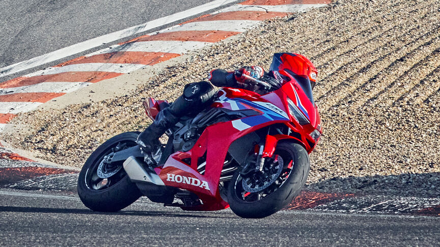 2024er Fireblade mit Fahrer auf der Rennstrecke