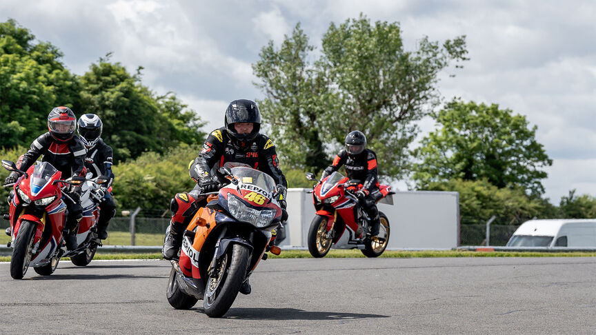 2024er Fireblade mit Fahrer auf der Rennstrecke