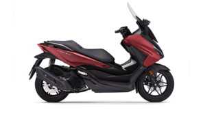 Seitenansicht einer Honda Forza 125 im Studio.