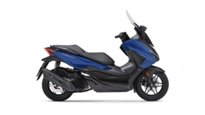 Seitenansicht einer Honda Forza 125 im Studio.