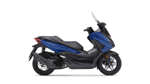 Seitenansicht einer Honda Forza 125 im Studio.