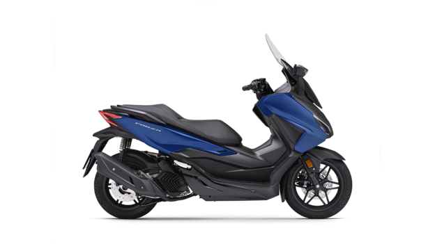 Seitenansicht einer Honda Forza 125 im Studio.