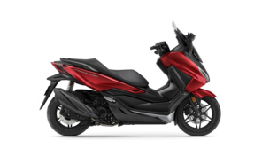 Seitenansicht einer Honda Forza 350 im Studio.