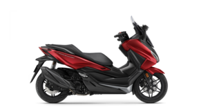 Seitenansicht einer Honda Forza 350 im Studio.