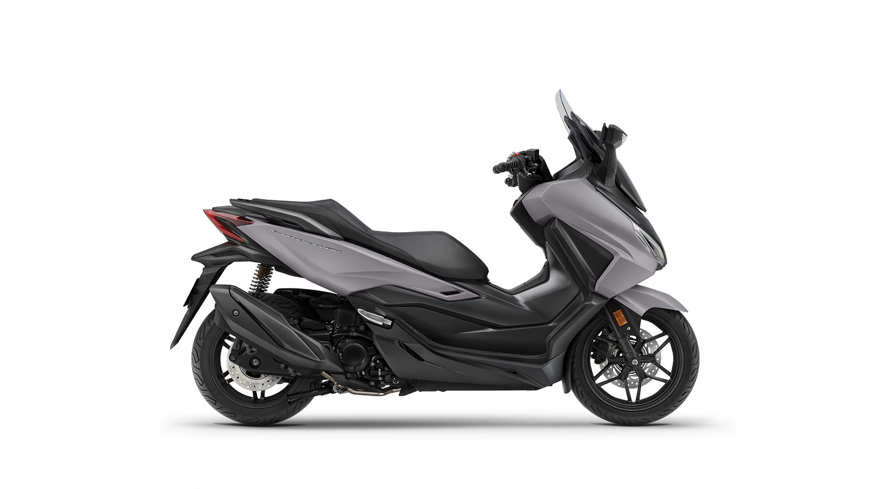 Seitenansicht einer Honda Forza 350 im Studio.