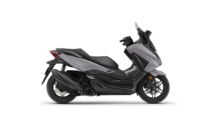Seitenansicht einer Honda Forza 350 im Studio.