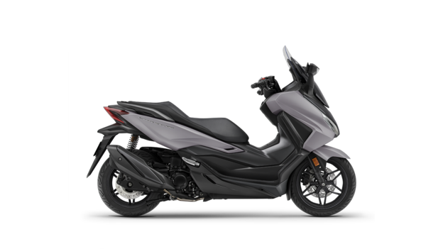 Seitenansicht einer Honda Forza 350 im Studio.