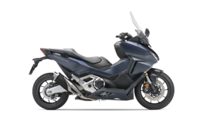Seitenansicht einer Honda Forza 750 im Studio.