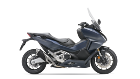 Seitenansicht einer Honda Forza 750 im Studio.