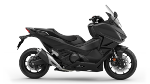 Seitenansicht einer Honda Forza 750 im Studio.