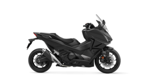 Seitenansicht einer Honda Forza 750 im Studio.