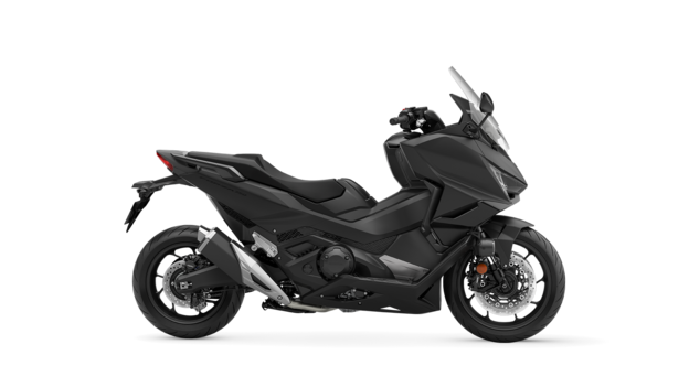 Seitenansicht einer Honda Forza 750 im Studio.