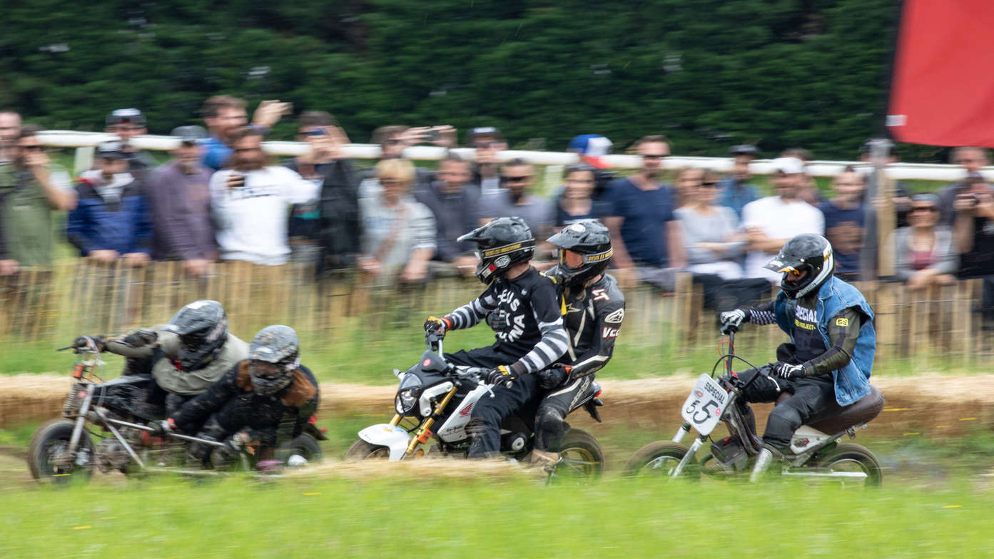 Honda MSX125 auf der Piste.