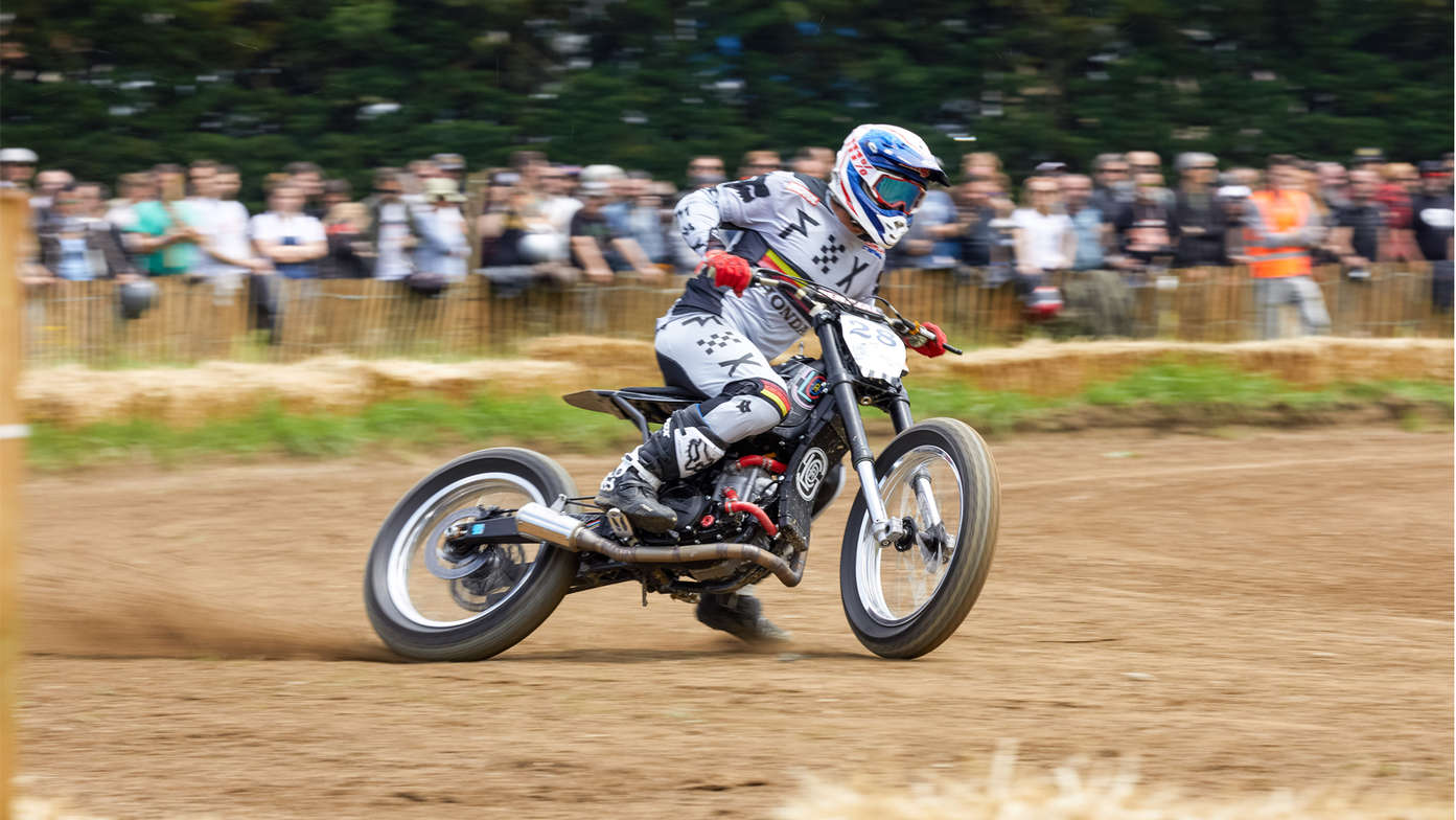 CRF450 Flat Tracker auf der Piste.