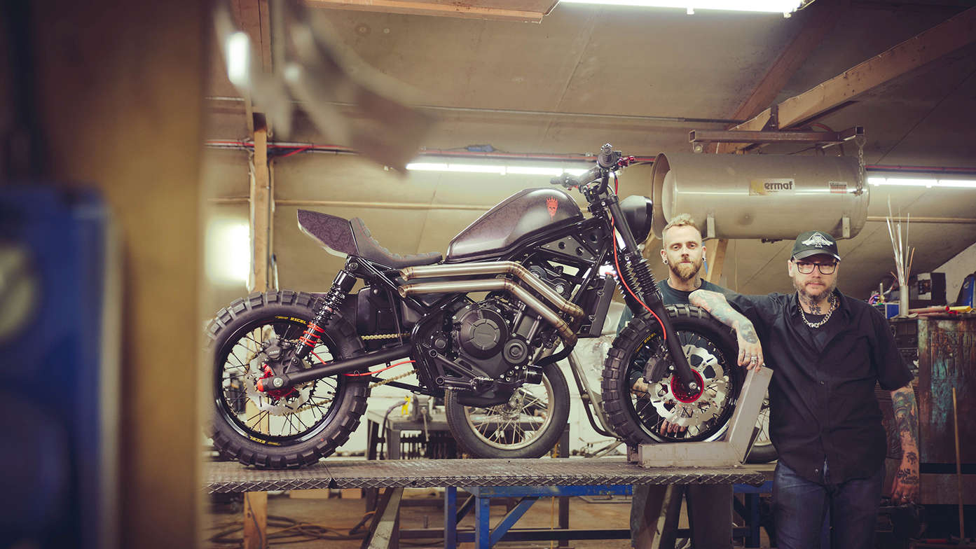 Russ Brown und Dan Gold neben der individuell gestalteten Honda CMX500 Rebel.