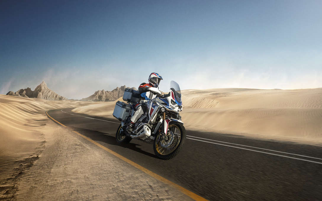 Honda Africa Twin Adventure Sports, 3/4-Frontansicht rechts, auf einer Wüstenstraße