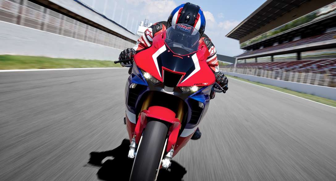 Honda CBR1000RR-R Fireblade SP, Vorderansicht, mit Fahrer auf einer Rennstrecke