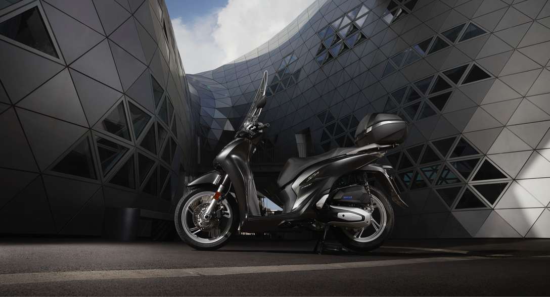 Honda SH150i, linke Seite, geparkt