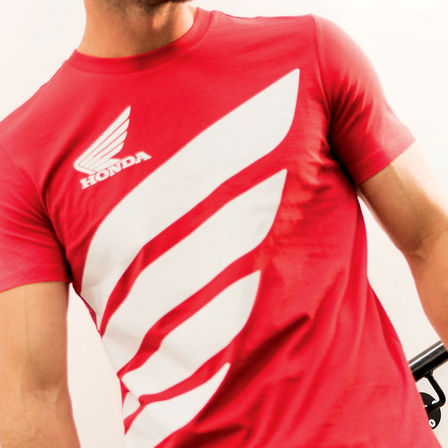 Mann in Honda T-Shirt mit Schwingen-Logo.