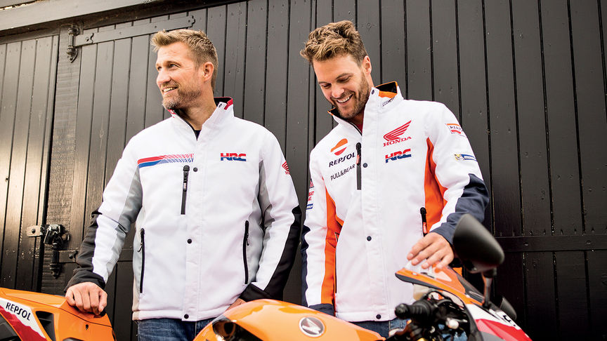 Zwei lachende Männer in weißen Honda Race Jacken