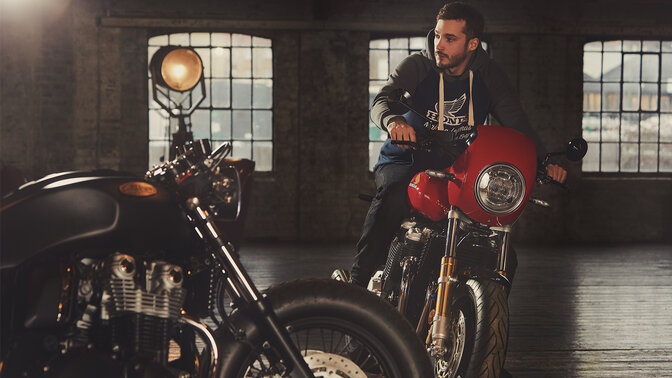 Honda Vintage-Bekleidung, Model mit Hoodie auf einem Motorrad