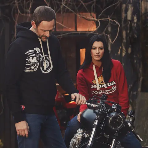 Honda Vintage-Bekleidung aus der Kollektion von 2024 mit Models und Motorrad