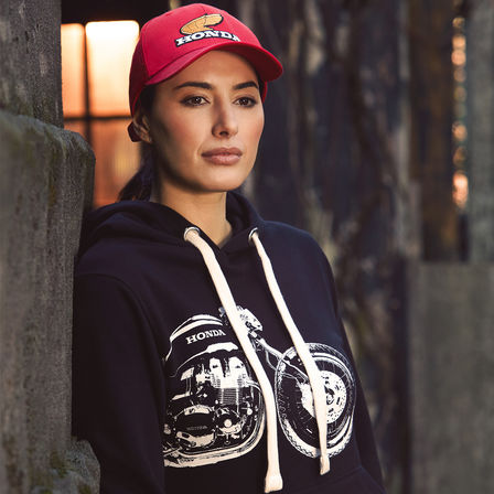 Frau mit Honda Vintage-Hoodie und Baseball-Kappe. 