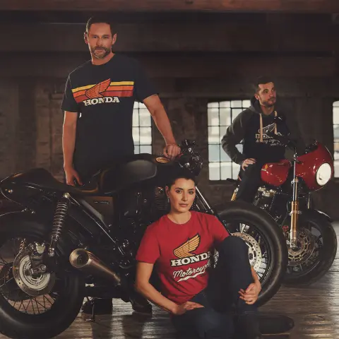 Honda Vintage-Bekleidung aus der Kollektion von 2024 mit Models auf Treppen und Vintage-Motorrädern