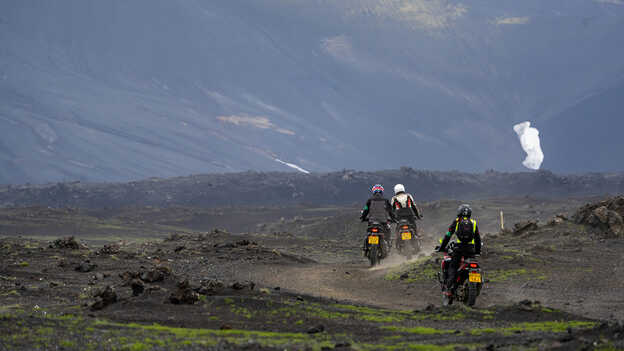 HAR-Fahrer in Island mit bergigem Terrain