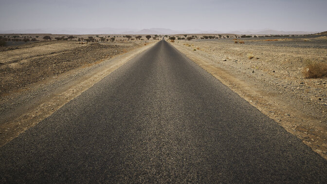 Lange marokkanische Landstraße durch die Wüste. 